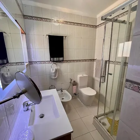 Quarto Boa Localizacao Com Cozinha E Casa De Banho Caparica