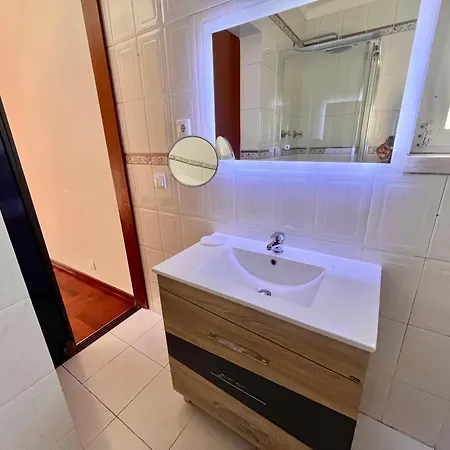 Apartment Quarto Boa Localizacao Com Cozinha E Casa De Banho Caparica