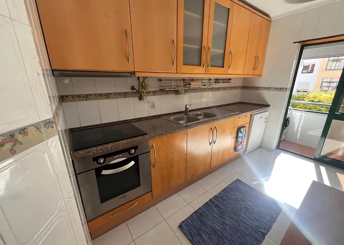 Quarto Boa Localizacao Com Cozinha E Casa De Banho Caparica