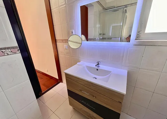 Appartement Quarto Boa Localizacao Com Cozinha E Casa De Banho Caparica