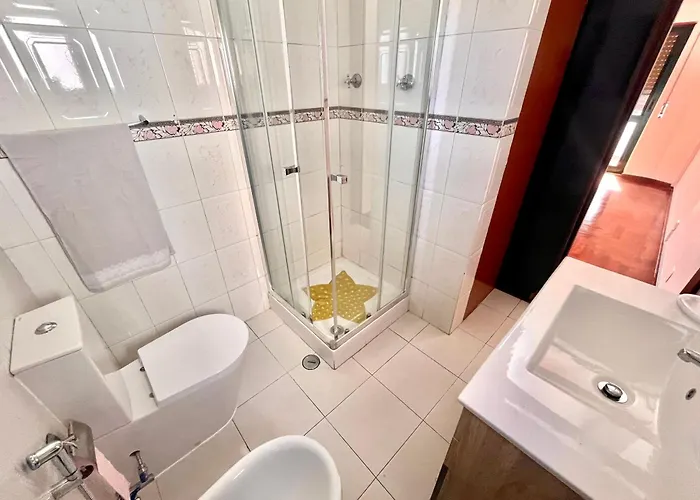 Appartement Quarto Boa Localizacao Com Cozinha E Casa De Banho Caparica